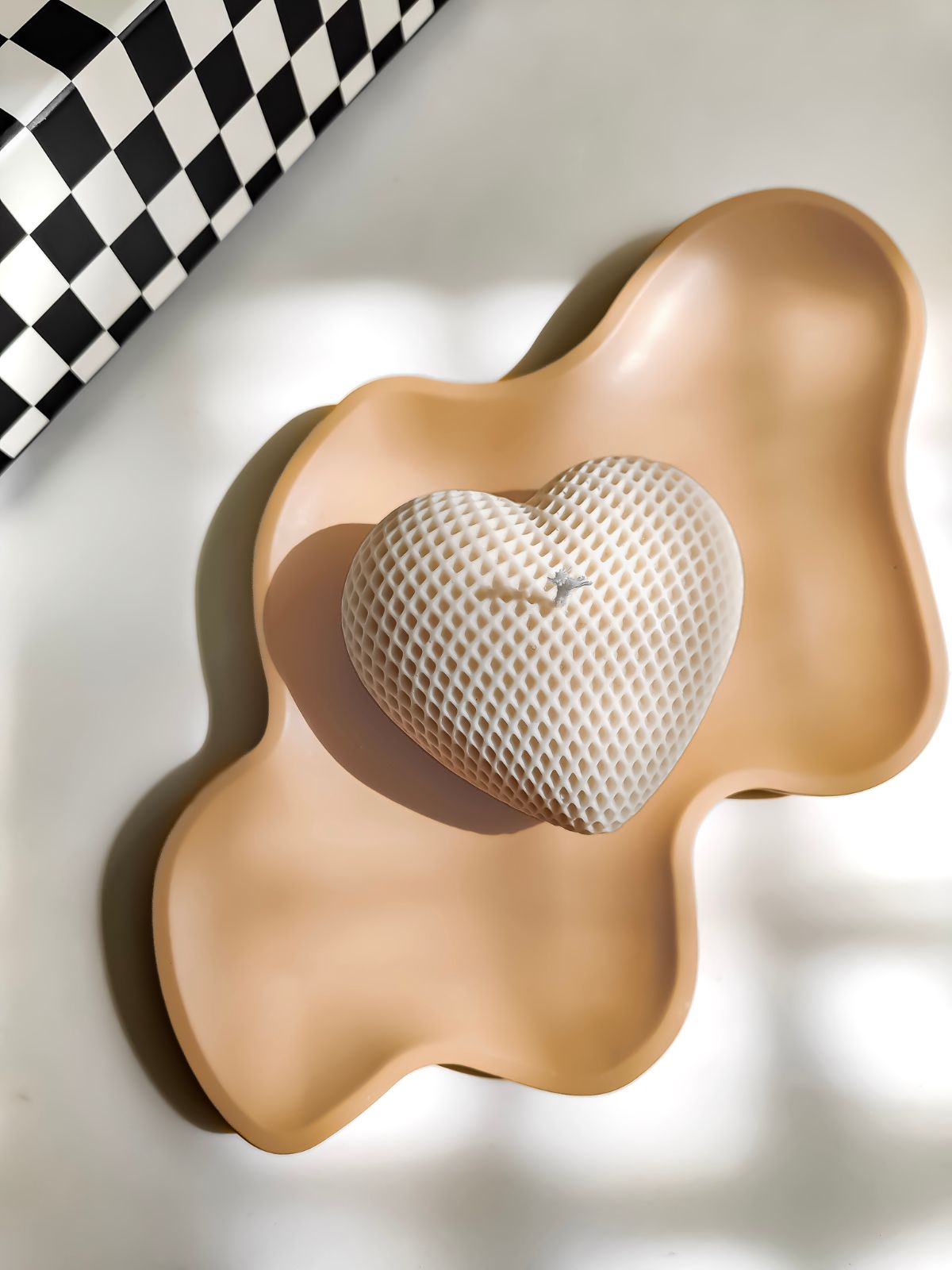 Plateau décoratif artisanal pour bijoux. plat artisanalpour rangement de bijoux. Plateau fabriquée à la main en France en résine écologique naturelle.