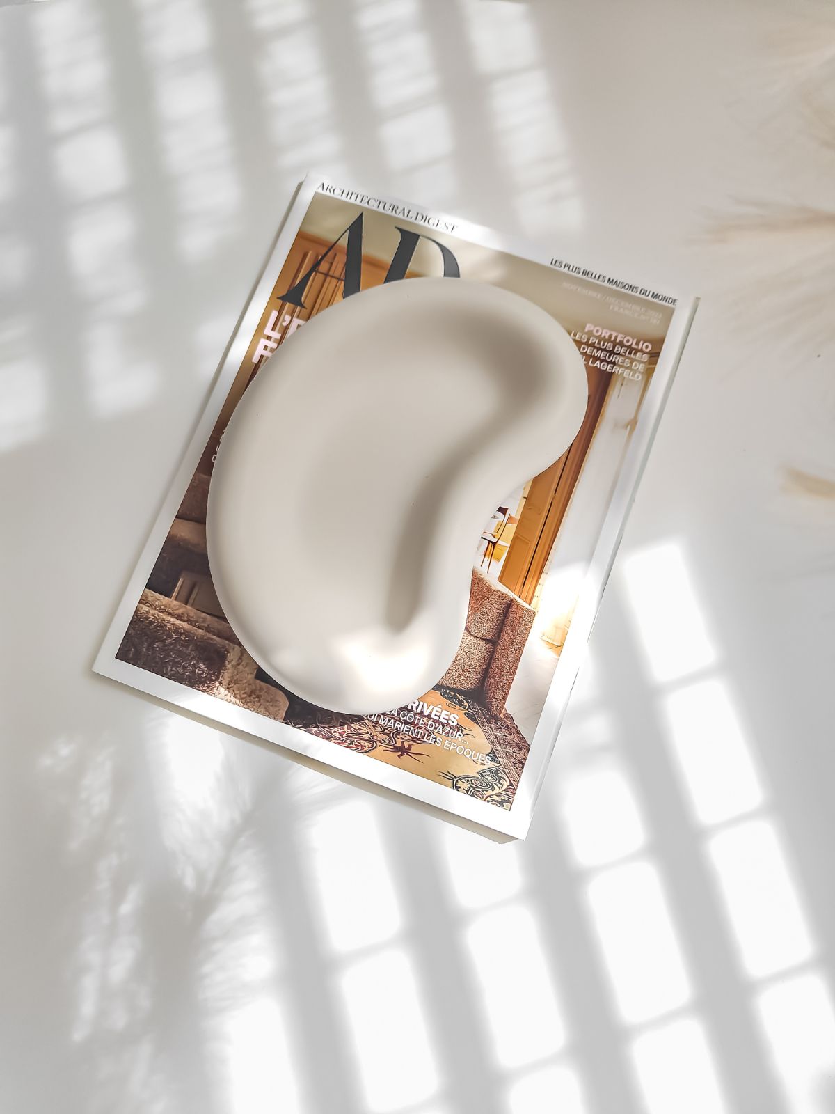 Vide poche et objet décorative minimaliste et épurée. Plateau de rangement.  Bol décoratif  de table au courbe arrondi. objet déco style scandinave ou japandi.