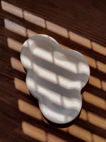 plateau déco en forme de nuage. déco minimaliste pour salon. plateau artisanale avec une bougie sculpturale.