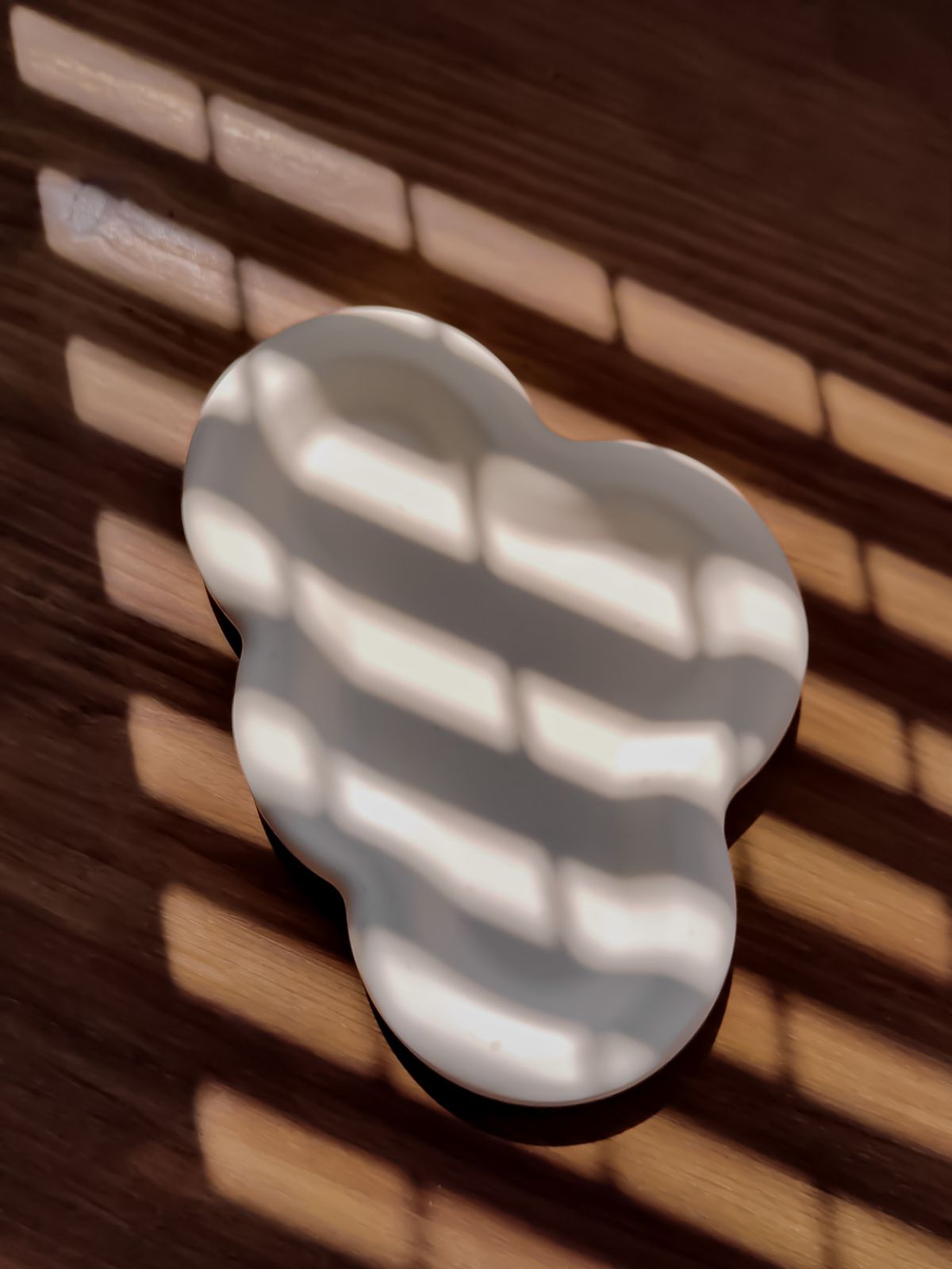 plateau déco en forme de nuage. déco minimaliste pour salon. plateau artisanale avec une bougie sculpturale.