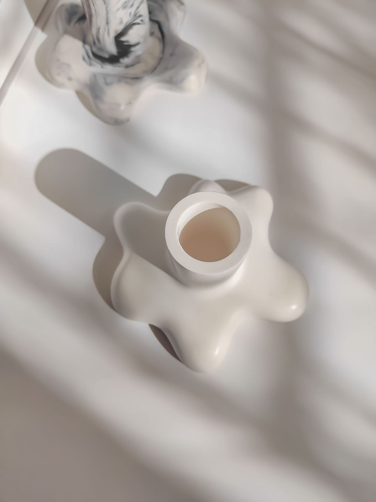 bougeoir décoratif en forme de tache. Bougeoir créatif de couleur claire pour une déco bohème et naturelle. objet déco artisanale en résine naturelle.