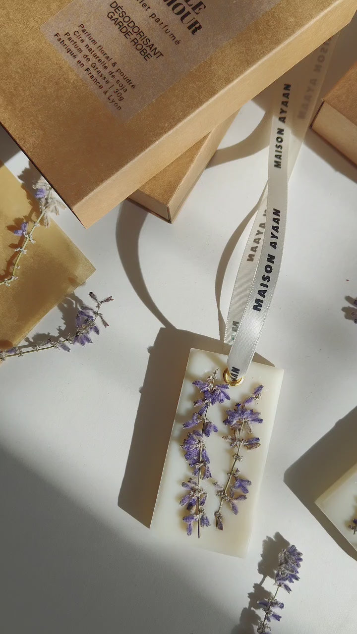 PALET BOTANIQUE EN CIRE VEGETALE DE SOJA. SUSPENSION PARFUME DE NOEL AU PARFUM DE LINGE PROPRE ET D'ADOUCISSANT. PALET BOTANIQUE AU FLEUR DE LAVANDE POUR PARFUMER GARDE ROBE ET ARMOIR.