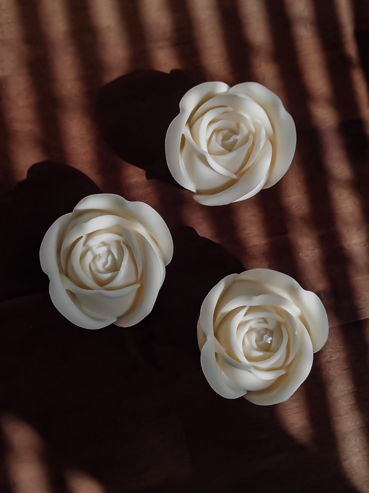 Jolie décoration en forme de rose pour une ambiance romantique et boheme. Duo de bougies décoratives parfumées en forme de fleur. Le cadeau parfait à offrir.