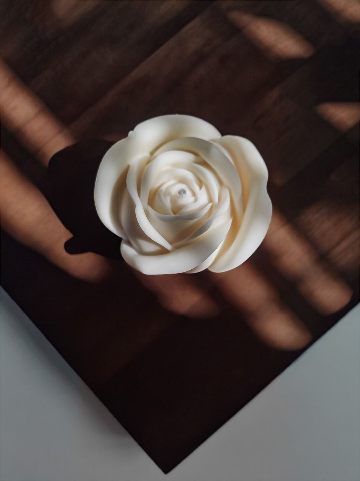 Jolie décoration en forme de rose pour une ambiance romantique et boheme. Duo de bougies décoratives parfumées en forme de fleur. Le cadeau parfait à offrir.