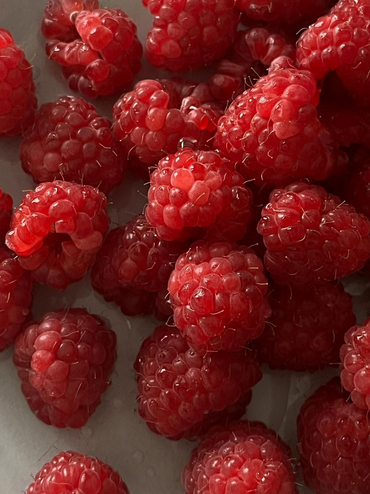 senteur bougie parfumée à la framboise caramel. parfumsucré et gourmand fabriqu dans la ville de Grasse apitale mondial de la parfumerie.
