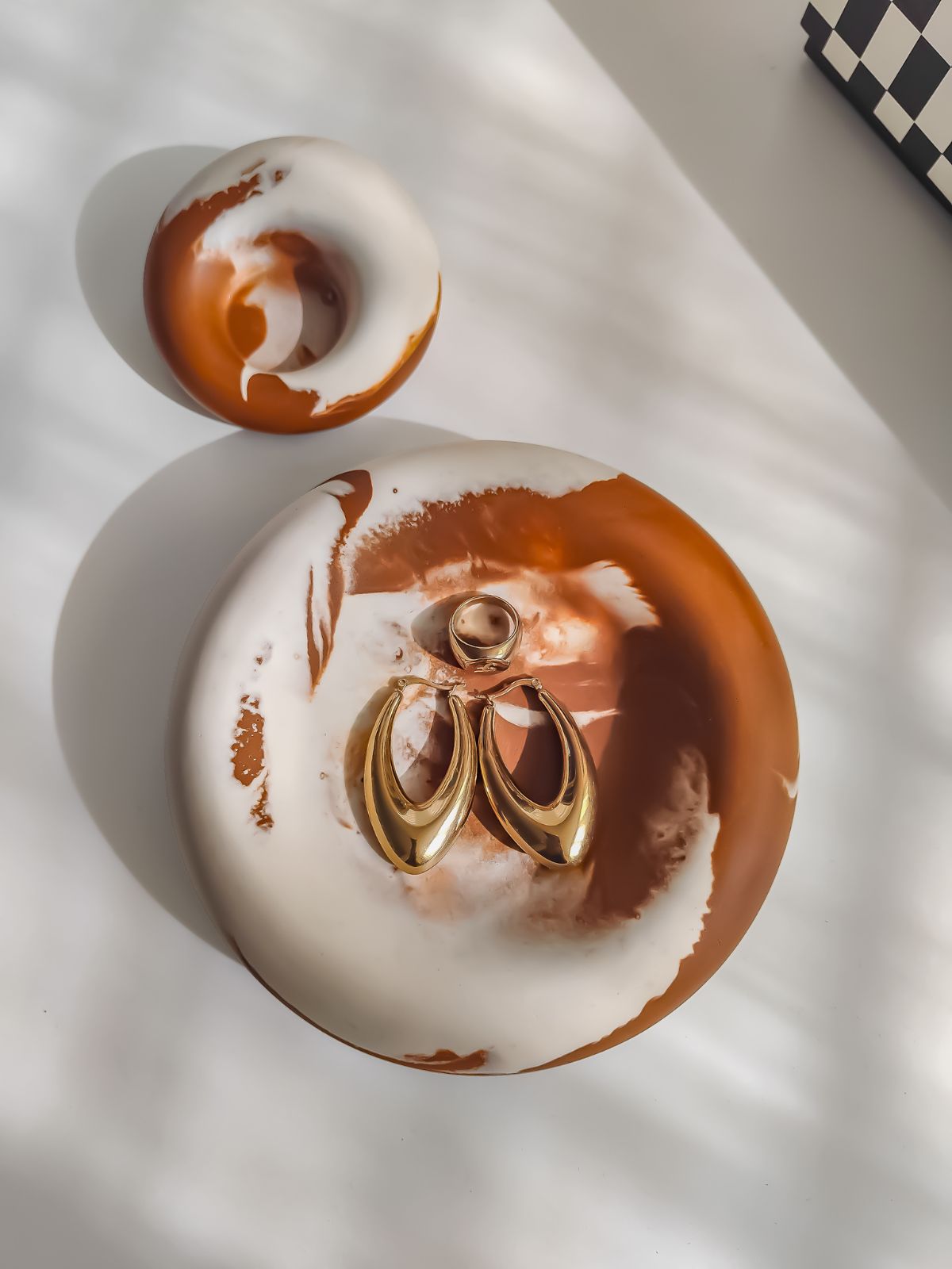 Plat décoratif marbré. Une décoration de table tendance pour habiller son intérieur avec élégance. Objet tendance pour ranger ses cles et bijoux. Vide poche effet marbré et luxueux pour poser vos bougies et accessoires.